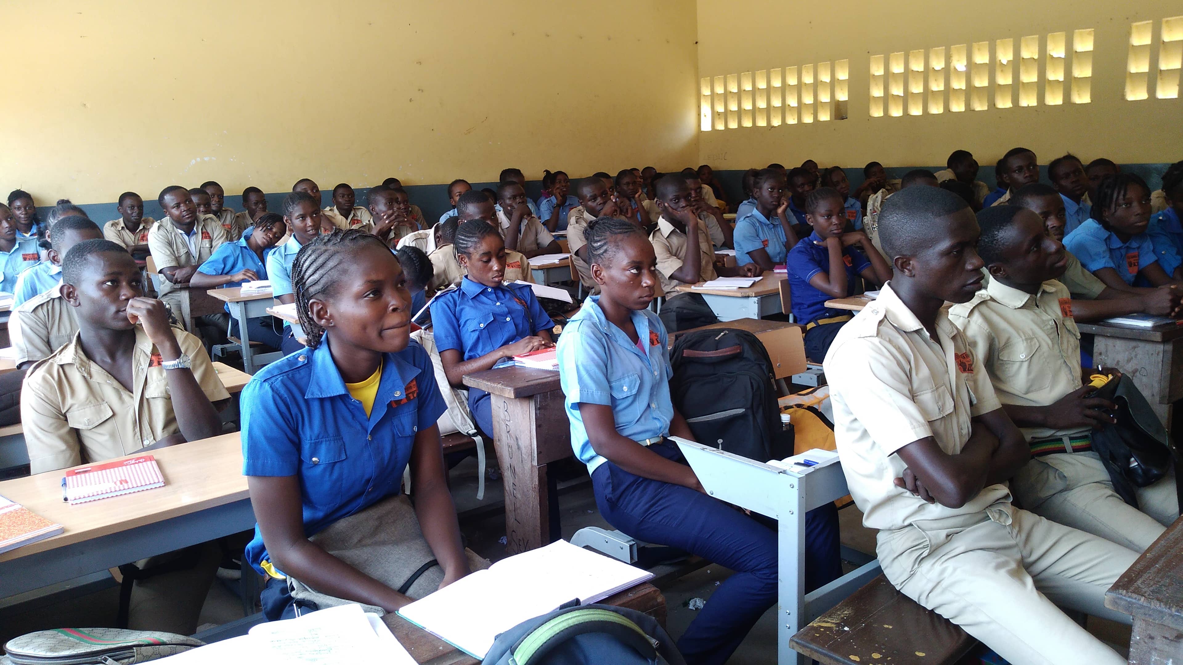  Lycéens filles et garçons en uniforme dans leur salle de classe au Congo